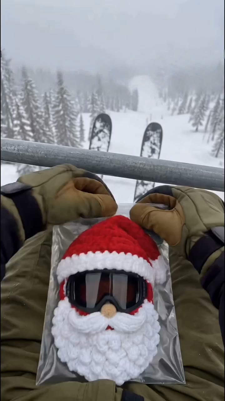 Die Weihnachts-Skimaske, die warm hält und auffällt