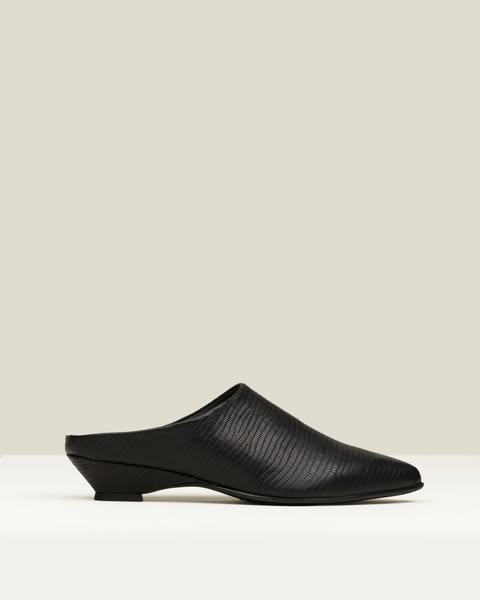 Zueco de piel negro