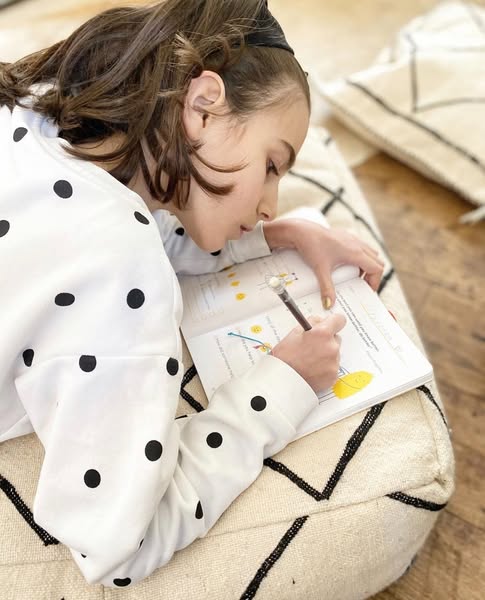 Un diario giornaliero pensato per promuovere la felicità, sviluppare abitudini positive e nutrire le menti curiose