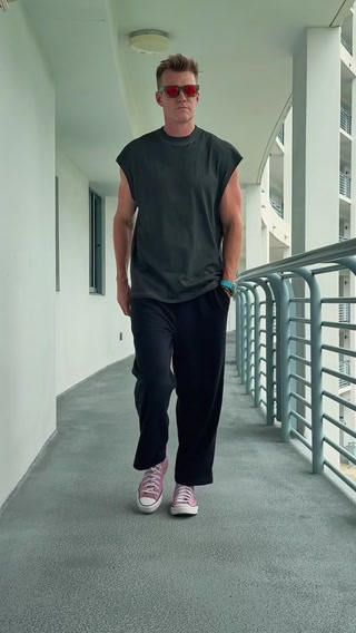 WIDE SHOULDER OLD-SCHOOL FIT.