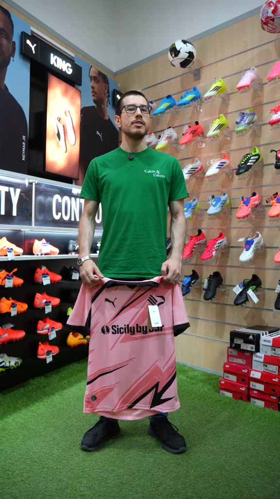 Maglie sportive della nuova stagione disponibili in magazzino, pronte per la spedizione e con diverse opzioni di pagamento.