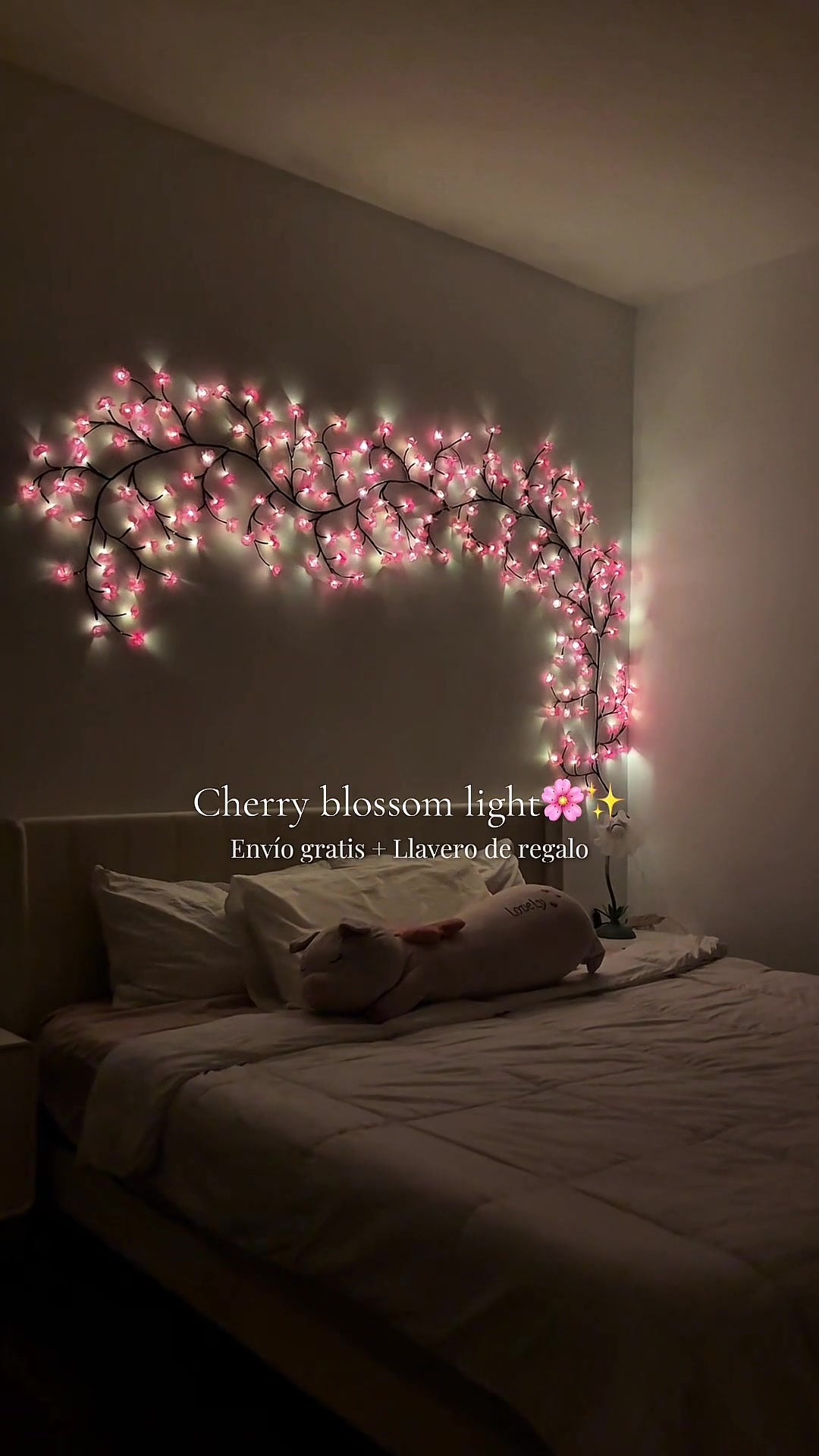 Sobre la cama, un cerezo en flor