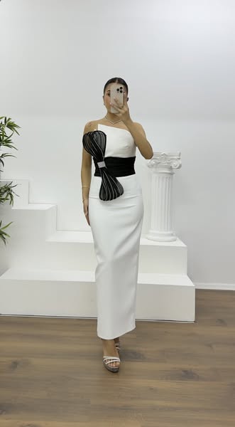Robe de soirée noire élégante asymétrique sans bretelles avec détail nœud €152.42