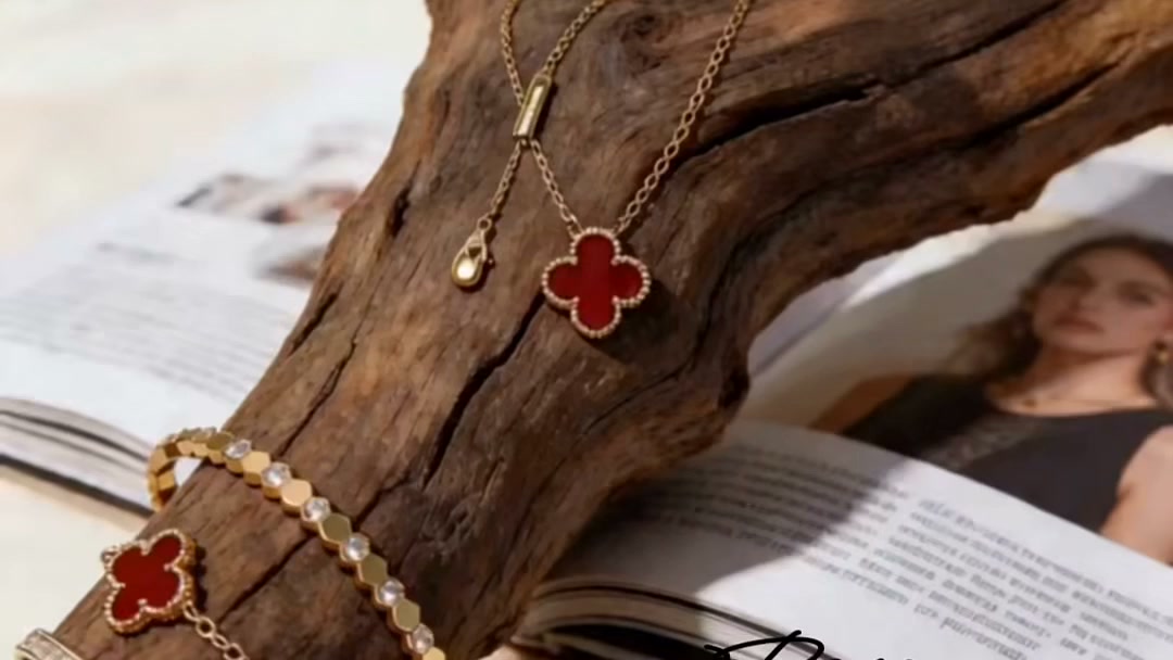Open the moving jewelry box