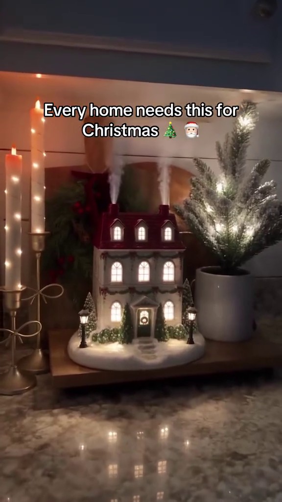 Weihnachtshaus mit Nebel – ein kleines Stück Winterzauber für Zuhause