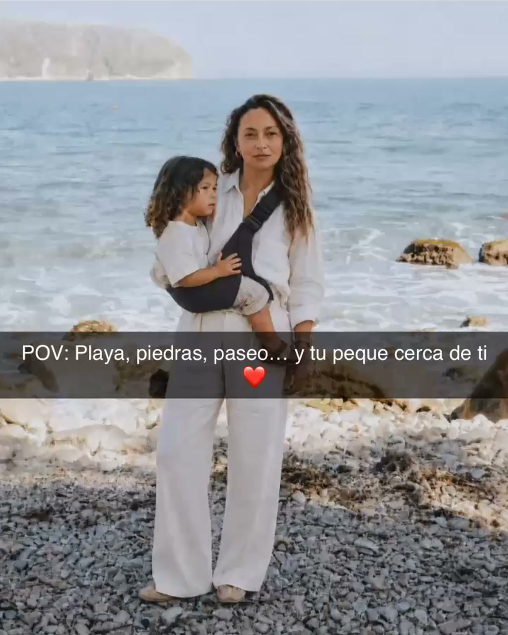 Tu peque cerca. Tú sigues el paseo