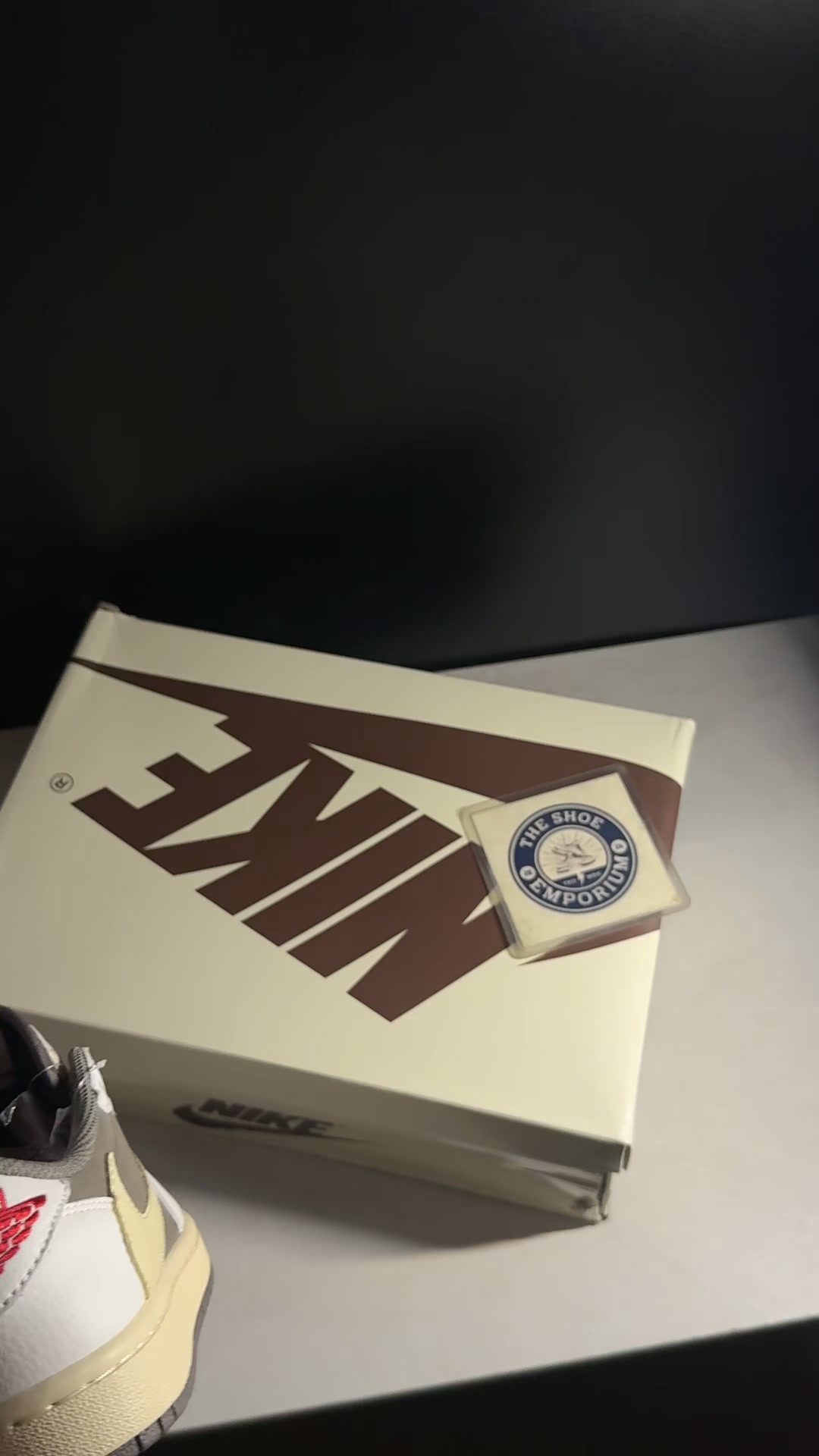 Reverse Mocha Iconic 2026 + 3 Free Socks