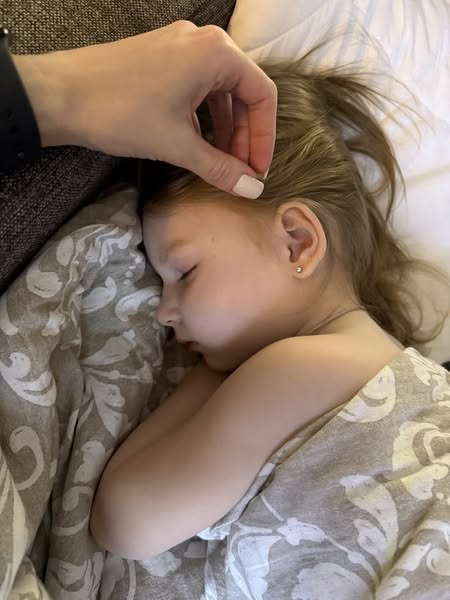 Słyszałam jej oddech z korytarza. Myślałam, że tak brzmi głęboki sen