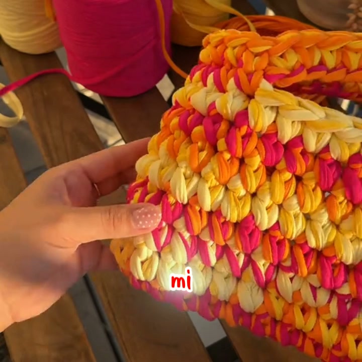 ¡Olvídate de los patrones difíciles! Aprende a crear +200 bolsas de crochet en vídeo.