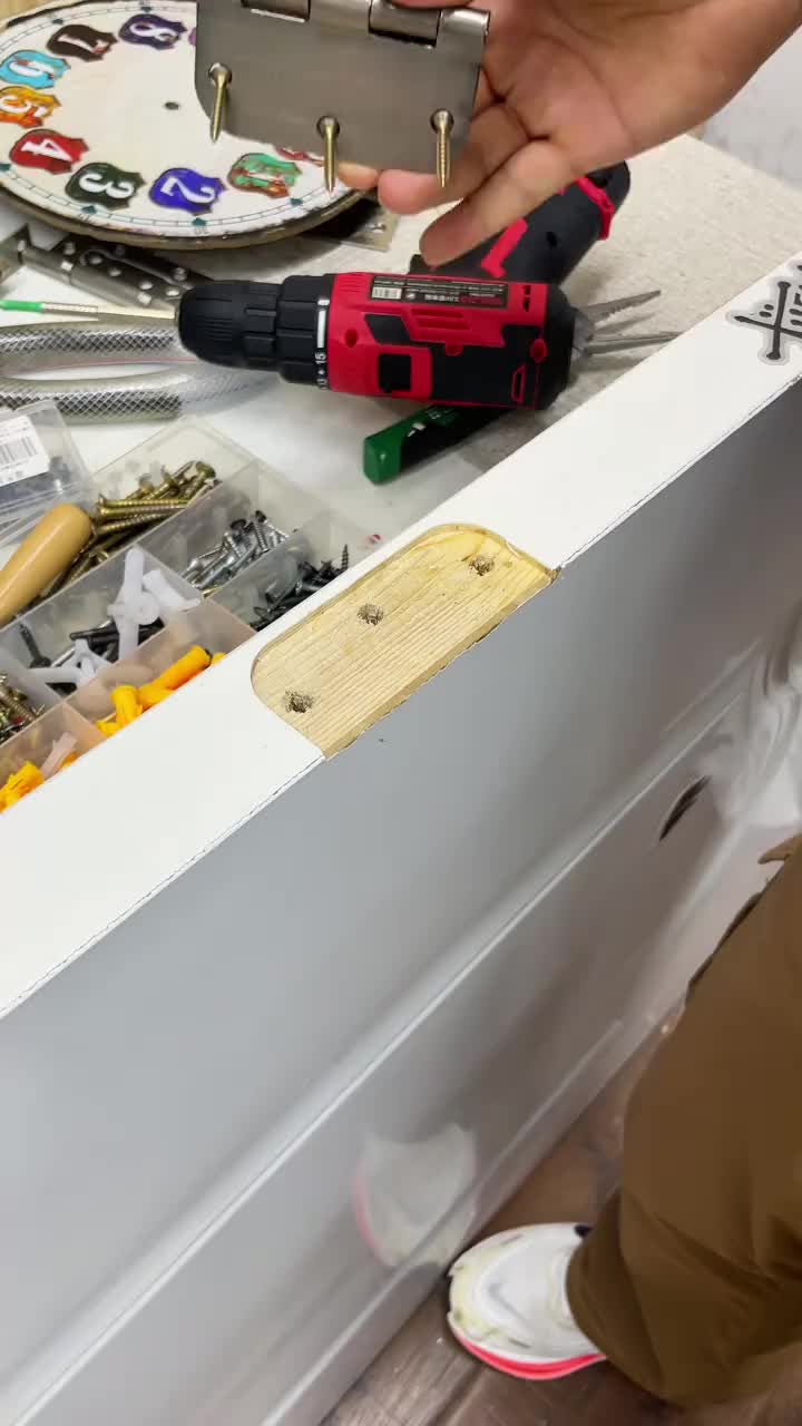 Lockere Türangeln einfach reparieren