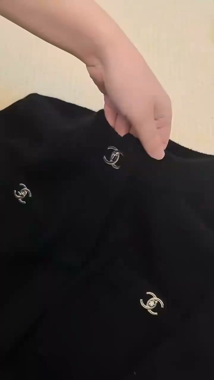 Hundreds of clothes for you to choose