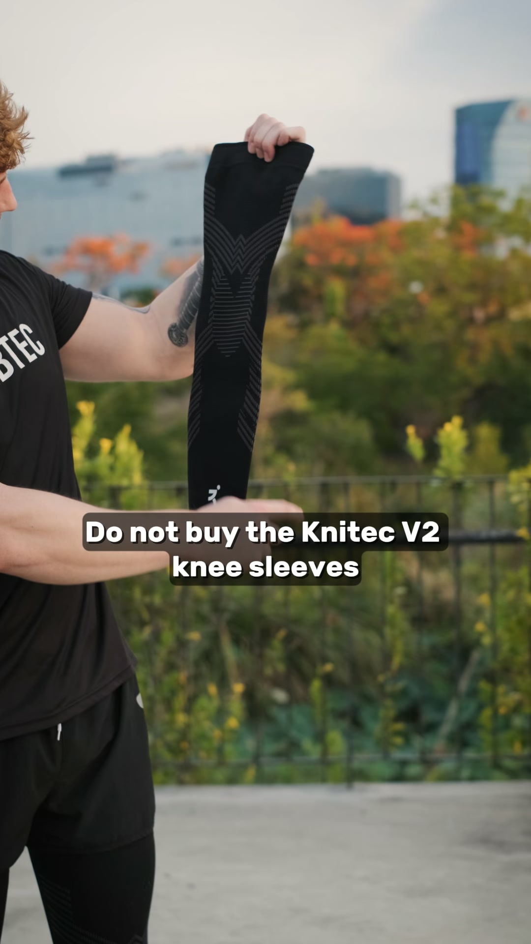 Relieves and protects knees