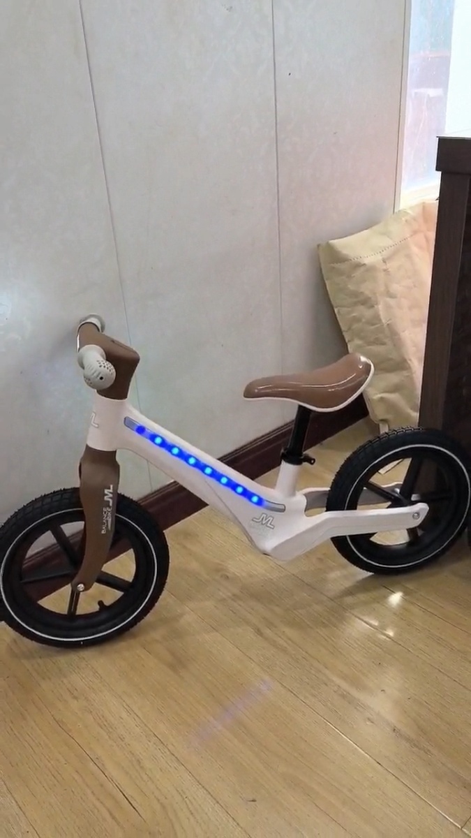 Løbecykel med indbygget lys