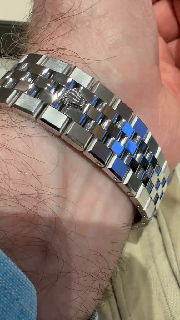 The Land-Dweller 40 in Platinum