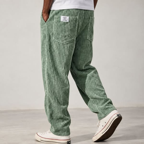 Upptäck Viggo här https://five-leaves.com/products/varel-pantaloni-da-uomo-in-velluto-a-coste-con-vita-elasticizzata-1