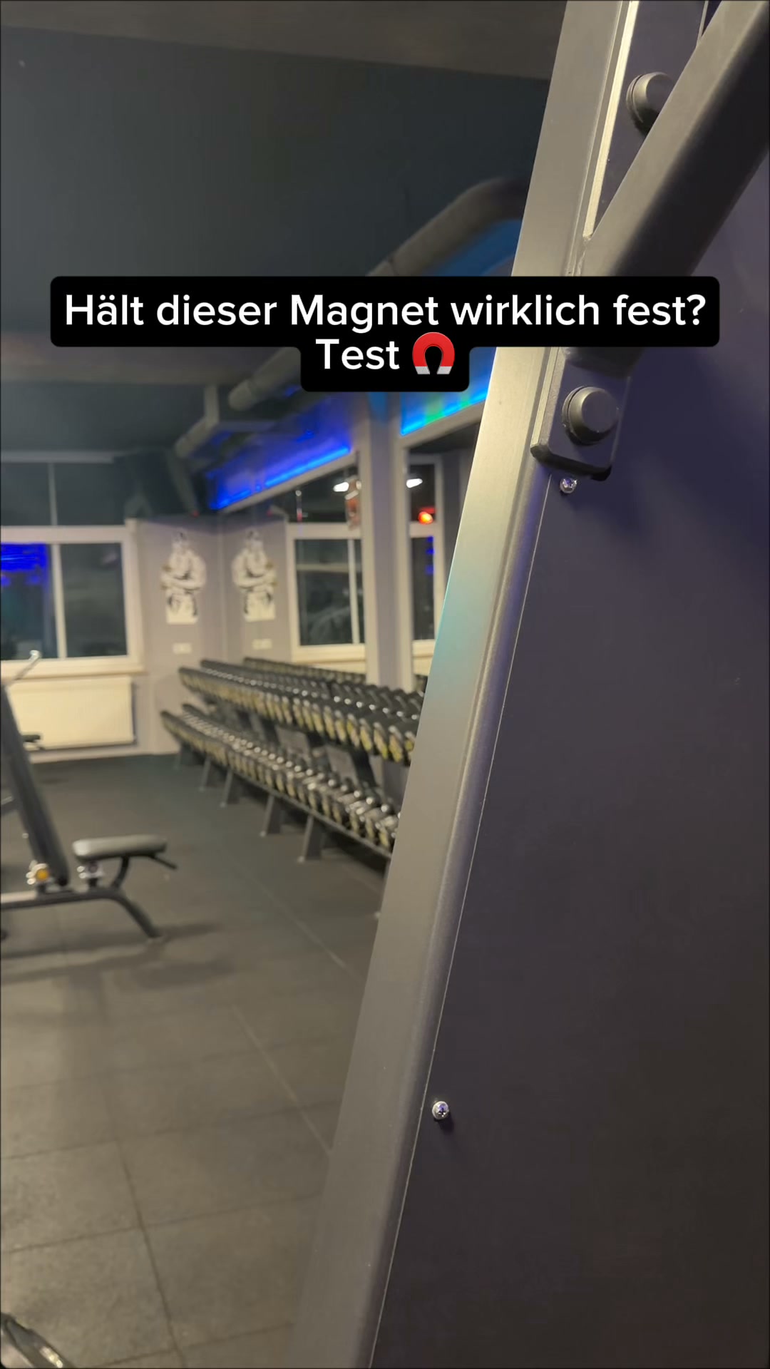 Hält direkt am Equipment.