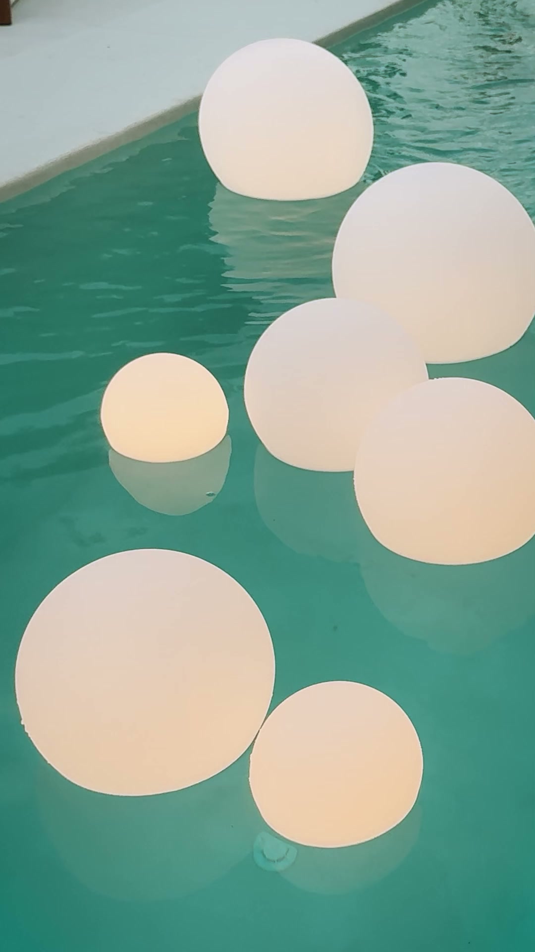 Lámpara flotante para piscina