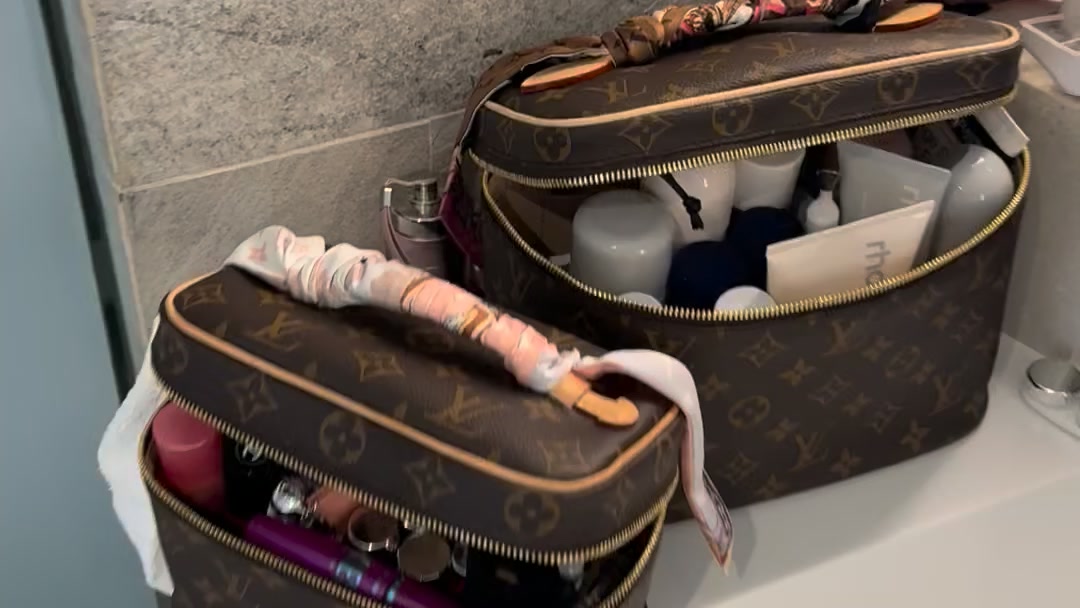 Das geschmeidige, kompakte Mini Beauty Case passt mühelos in eine Reisetasche oder in einen Koffer. Entdecke unser beliebtestes Accessoire u