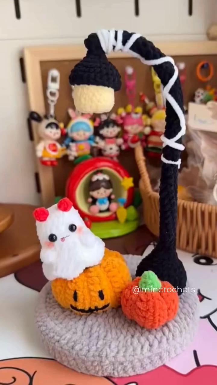 crochet your own cute ghost lamp