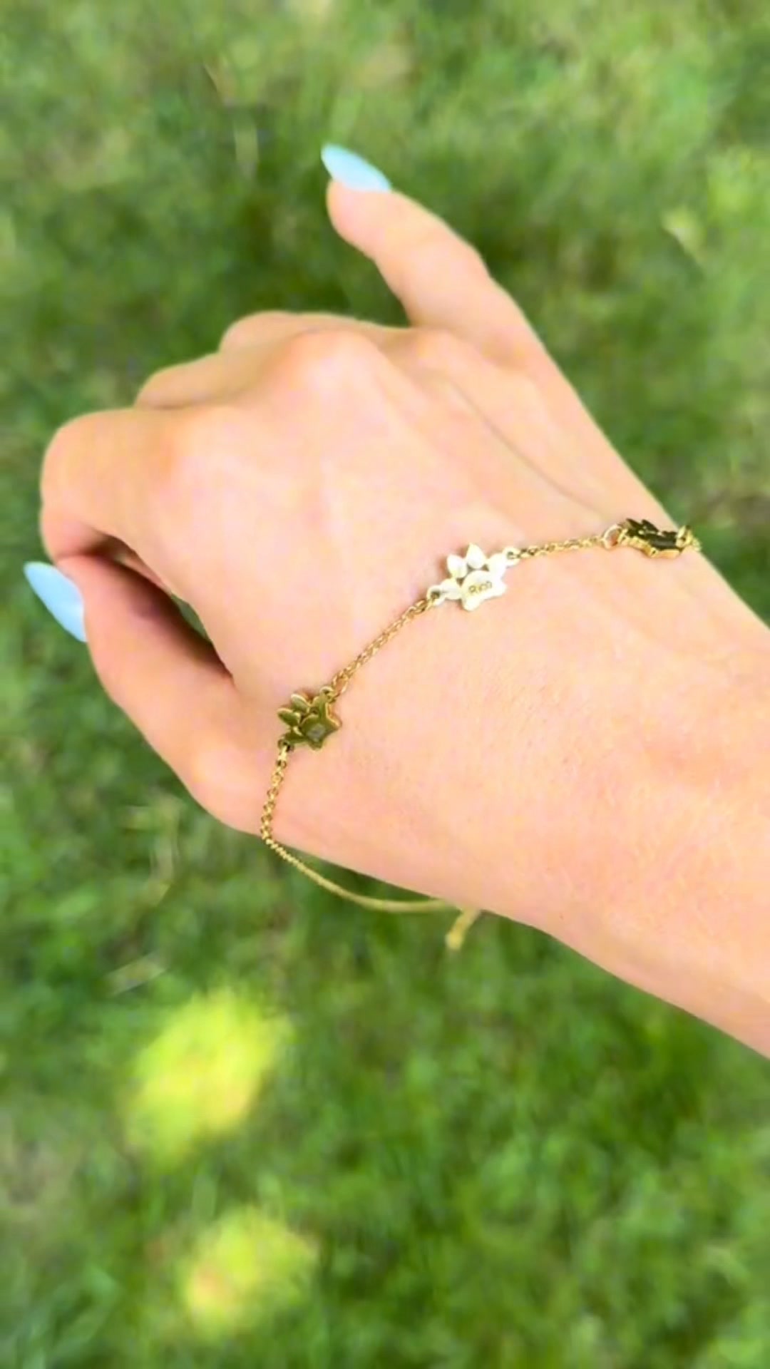Personalisiertes Armband mit Namen auf Pfote