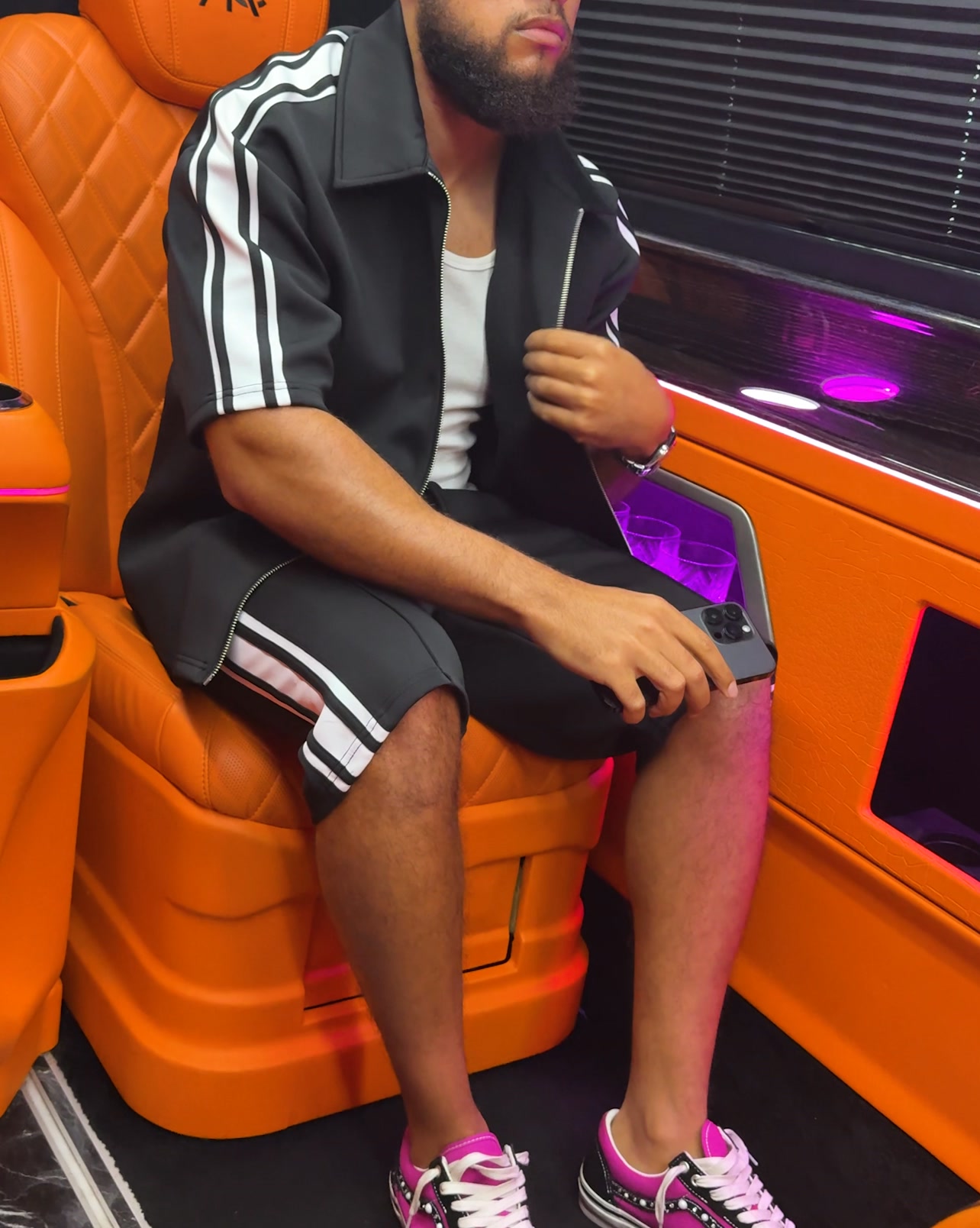 Anúncio de N V L T Y
