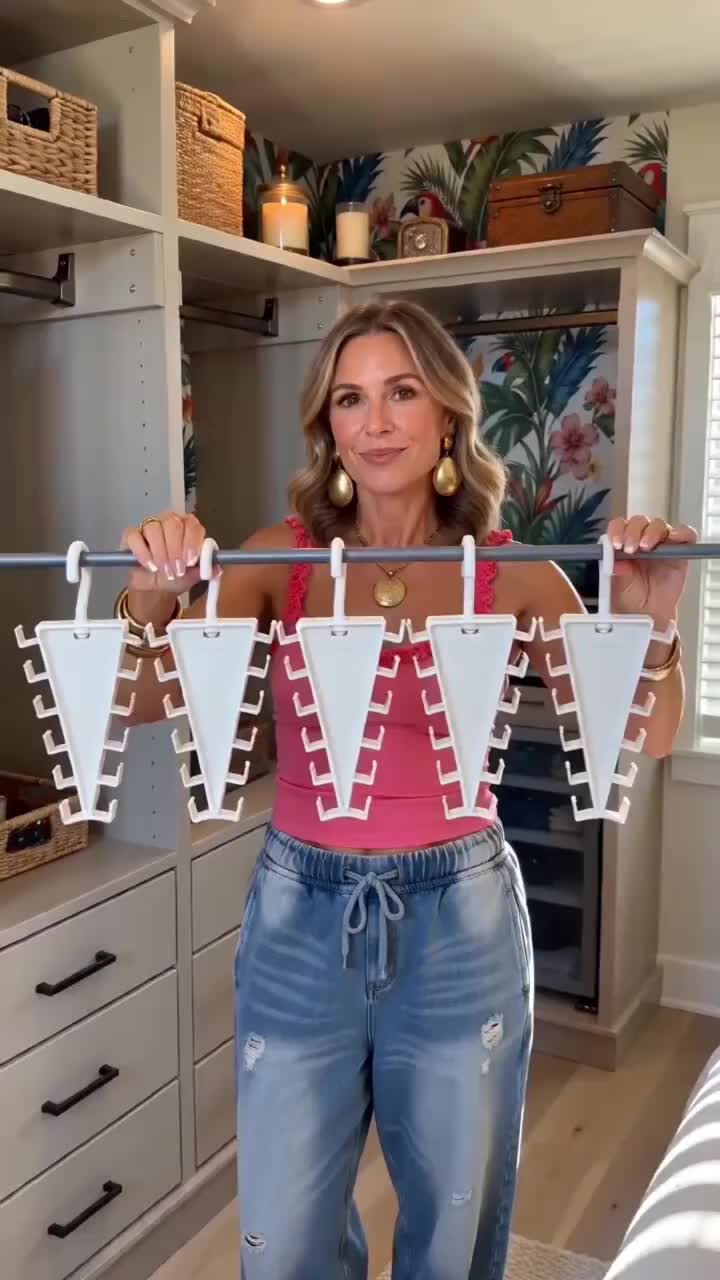 Rotating V-Shaped Accessory Hanger