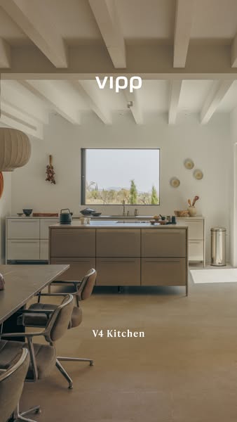 A freestanding kitchen in all-stainless-steel​