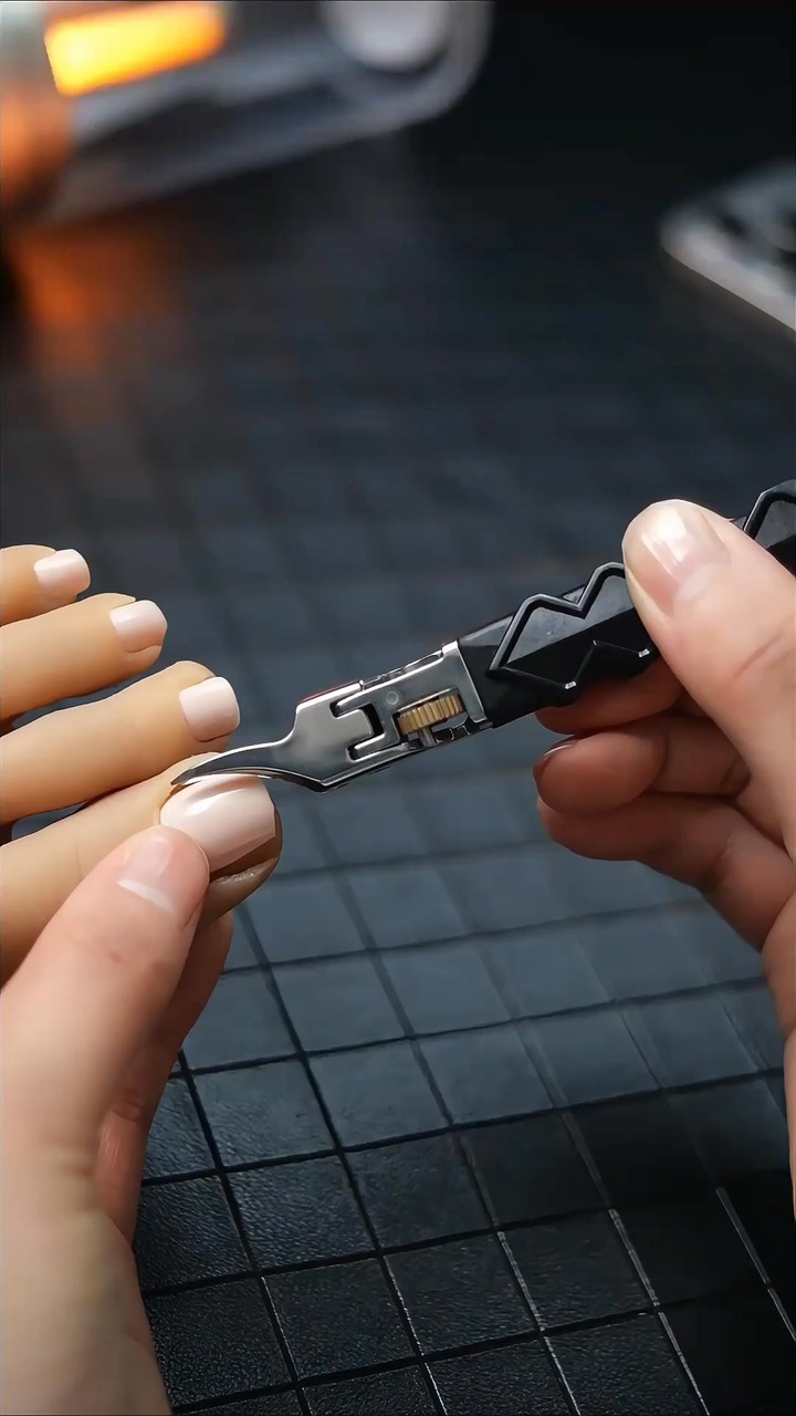 Black Anti-Slip Grip Gear Lock Nail Clipper Set with Ultra-Sharp Tips for Precise Access to Nail Grooves