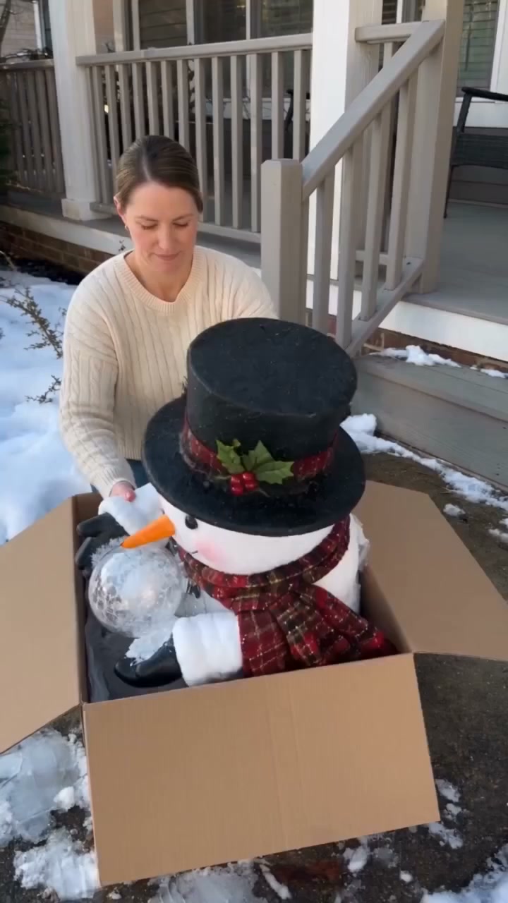 Wenn der Schneemann am Abend zu leuchten beginnt, ist Weihnachten plötzlich ganz nah.