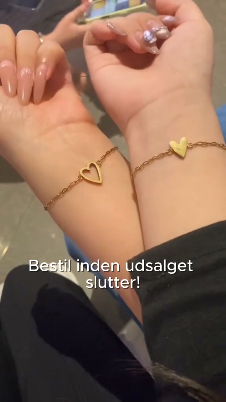 Et armbånd til dig, et til hende