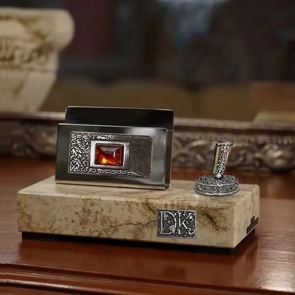 Wizytownik ze stojakiem na pióro - marmur z bursztynem i inicjałem