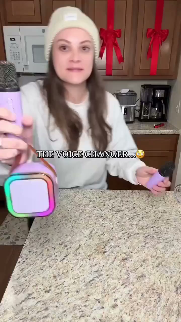 Elle prend le micro… et le salon devient une scène !