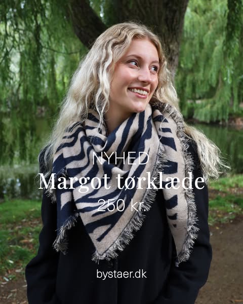 Two looks, one scarf