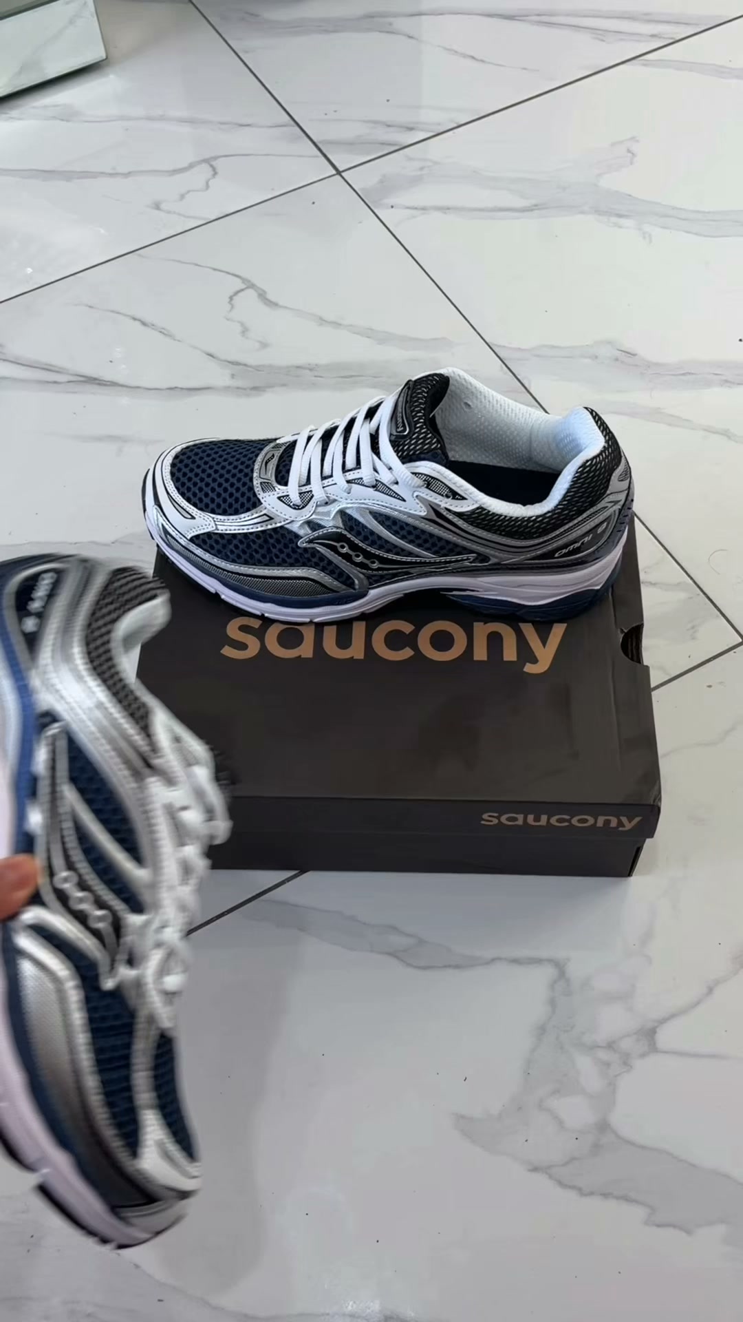 Omni 9 Runner Style + 3 Free Socks
