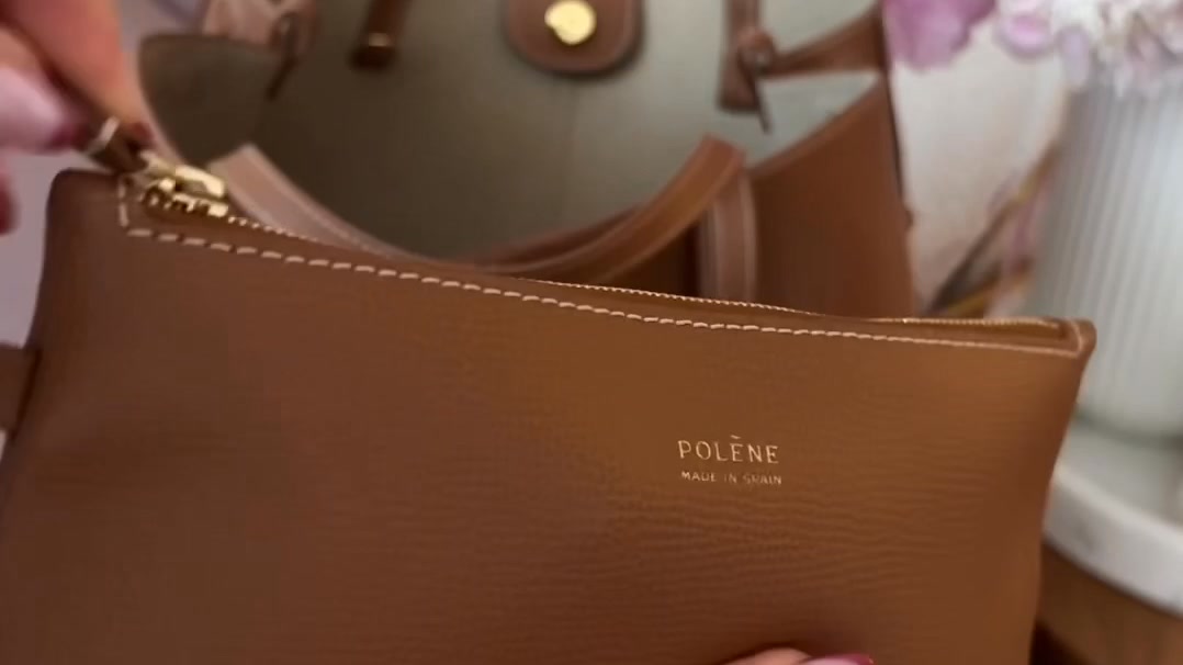 Eine Tasche, die deinen Look komplett macht Entdecke einer unserer beliebtesten Handtaschen und gönn dir ein neues Lieblingsstück.