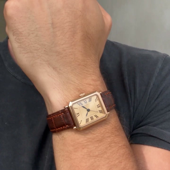 No battery. No buzzing. No cable. Just a gold tank.
