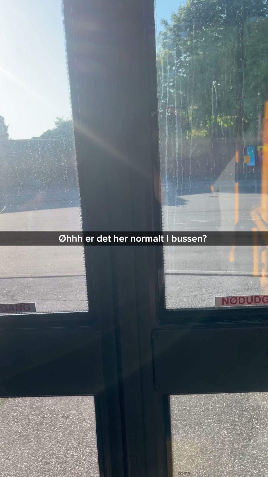 Er det en sovemaske i bussen? Nej, det er min uundværlige redning på farten