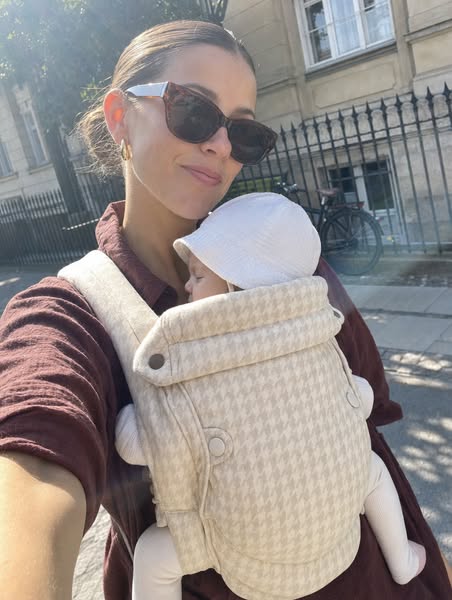 Baby tæt. Hænderne fri