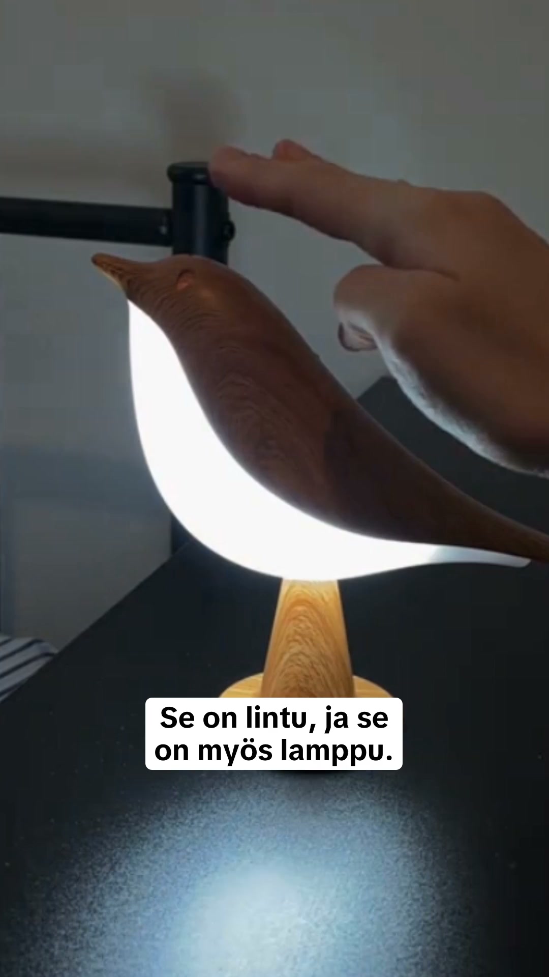 Yksi napautus päähän. Sitten se syttyy.