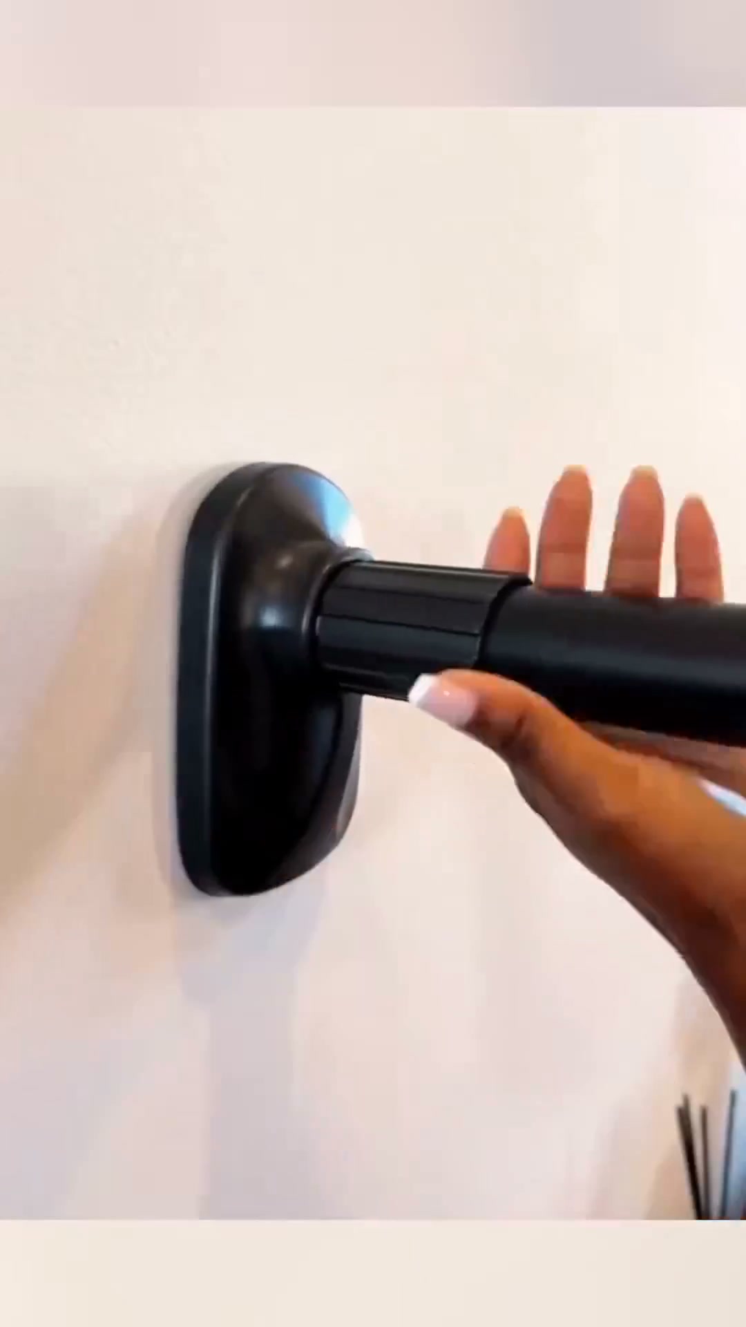 Cuelga todo sin perforar ni una sola pared.
