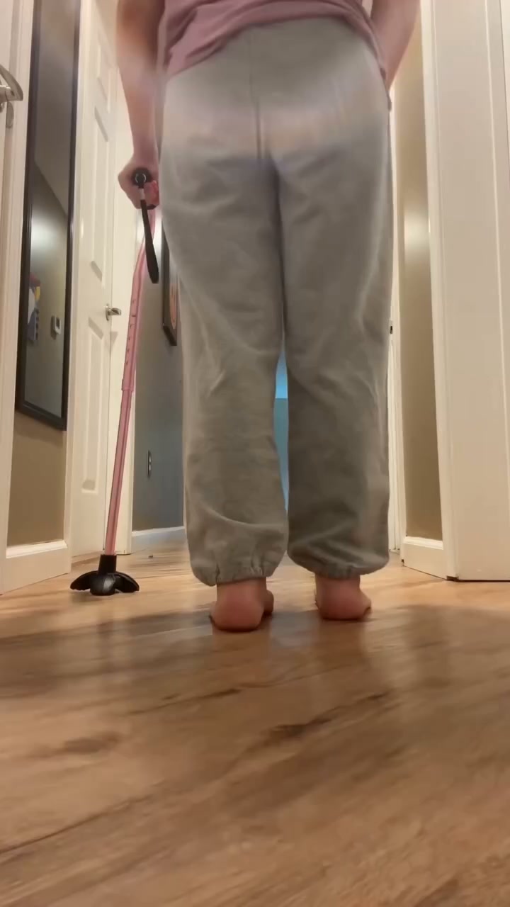 Quiet support under a trouser leg