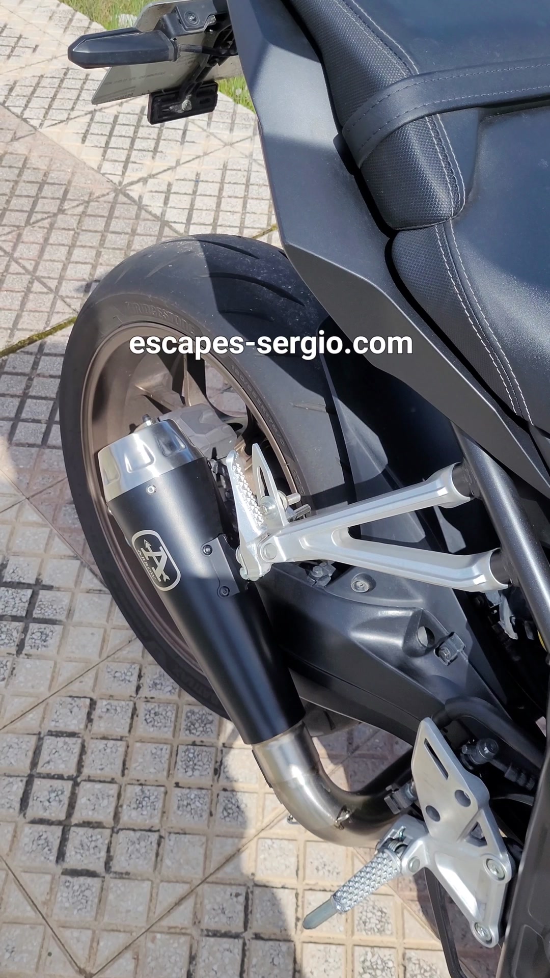 Mejora el sonido de tu CB650R por 325€. Escapes en acero inoxidable con garantía de 3 años y envío incluido. ¡Descubre el tuyo hoy!