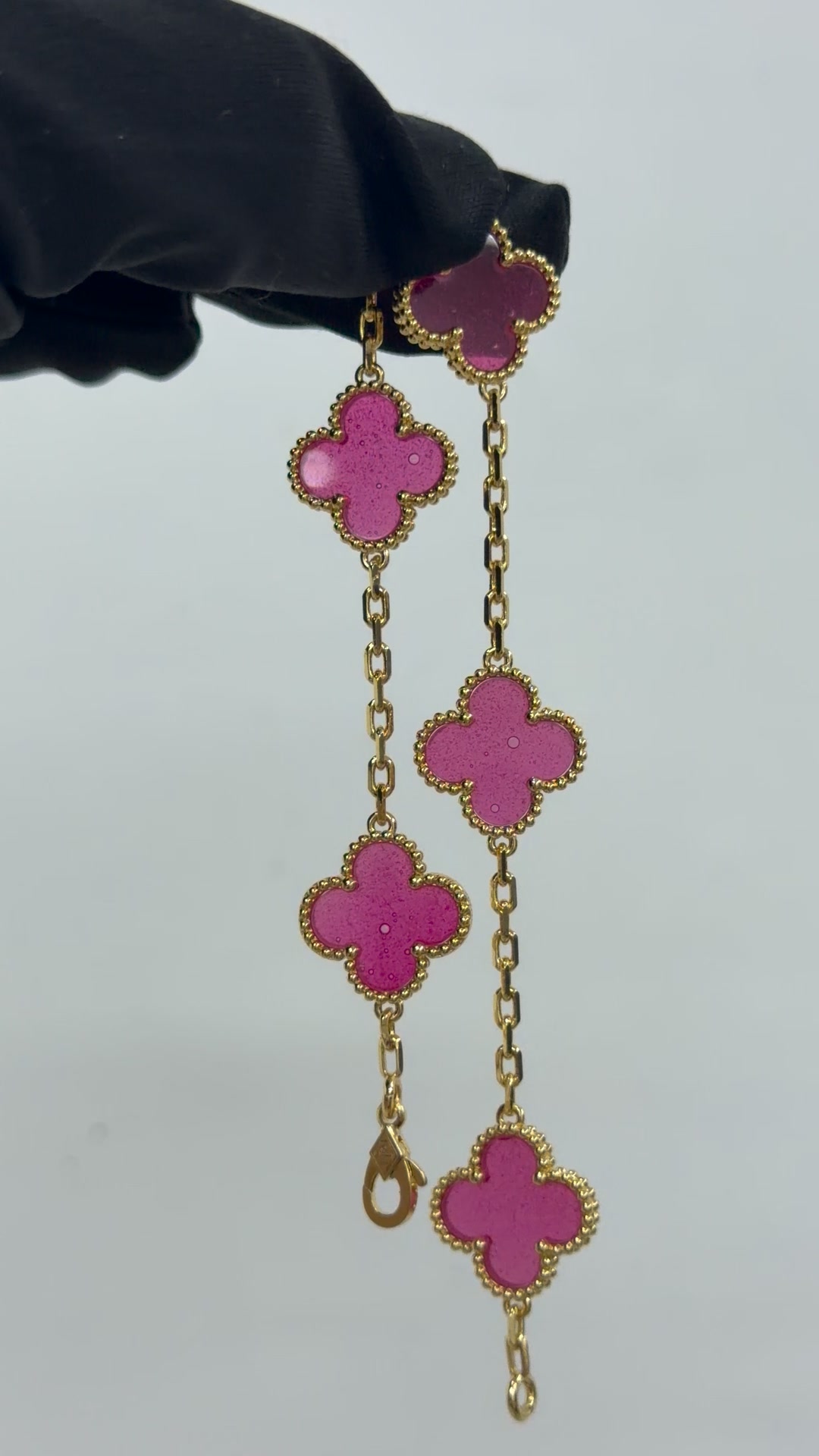 The new pink 5-motif clover bracelet is here