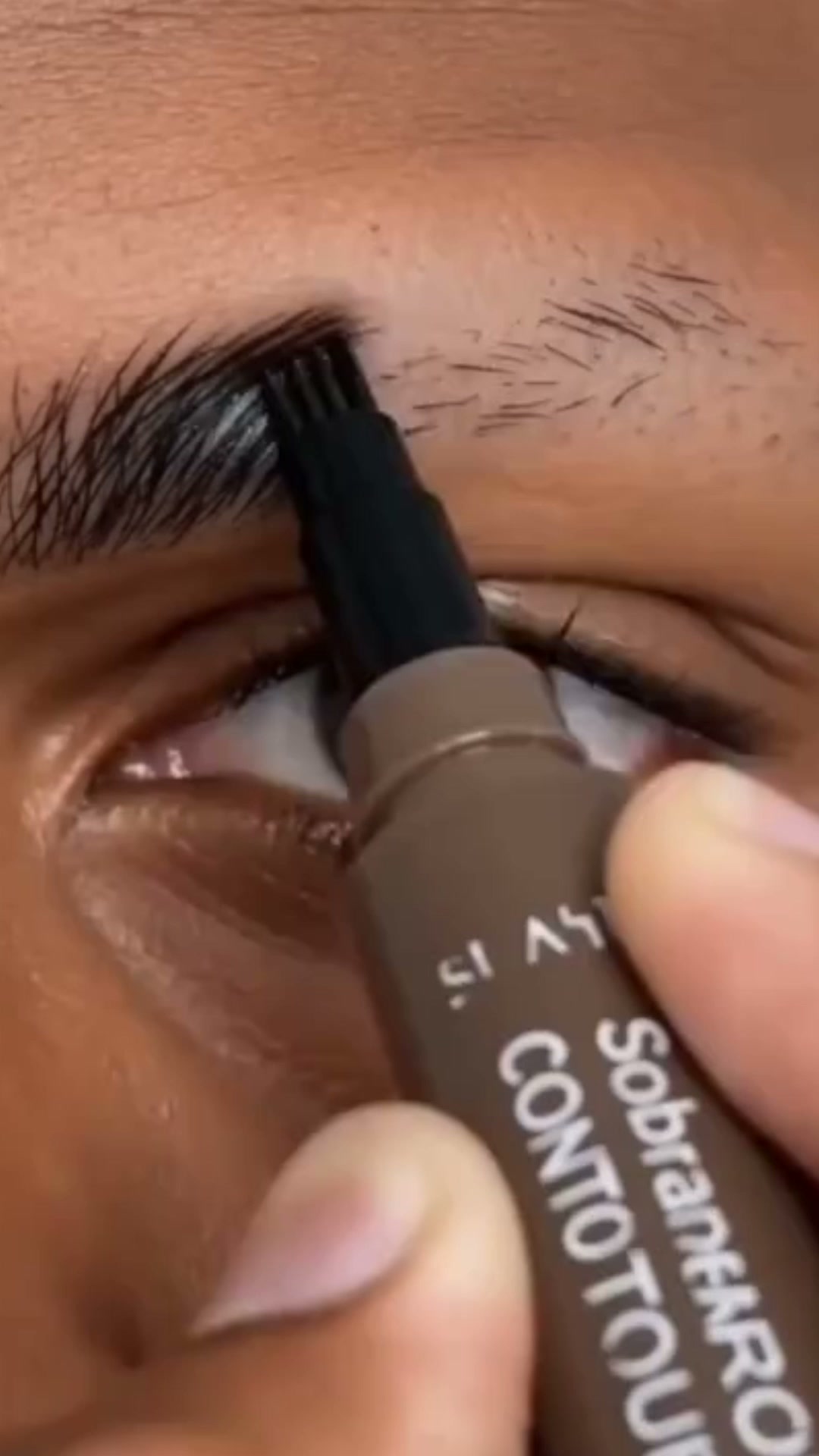 Desenha traços ultrafinos que imitam os pelos naturais