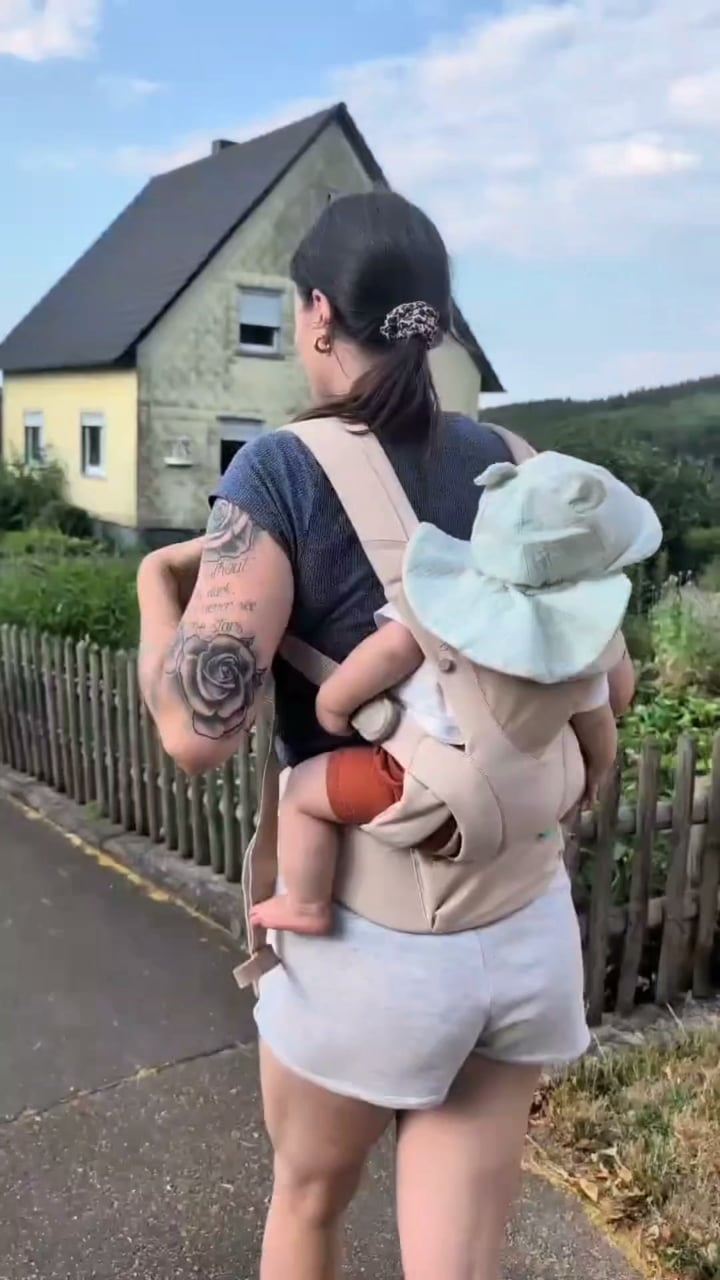 Le porte-bébé ergonomique pensé pour le confort des parents et de leur bébé.