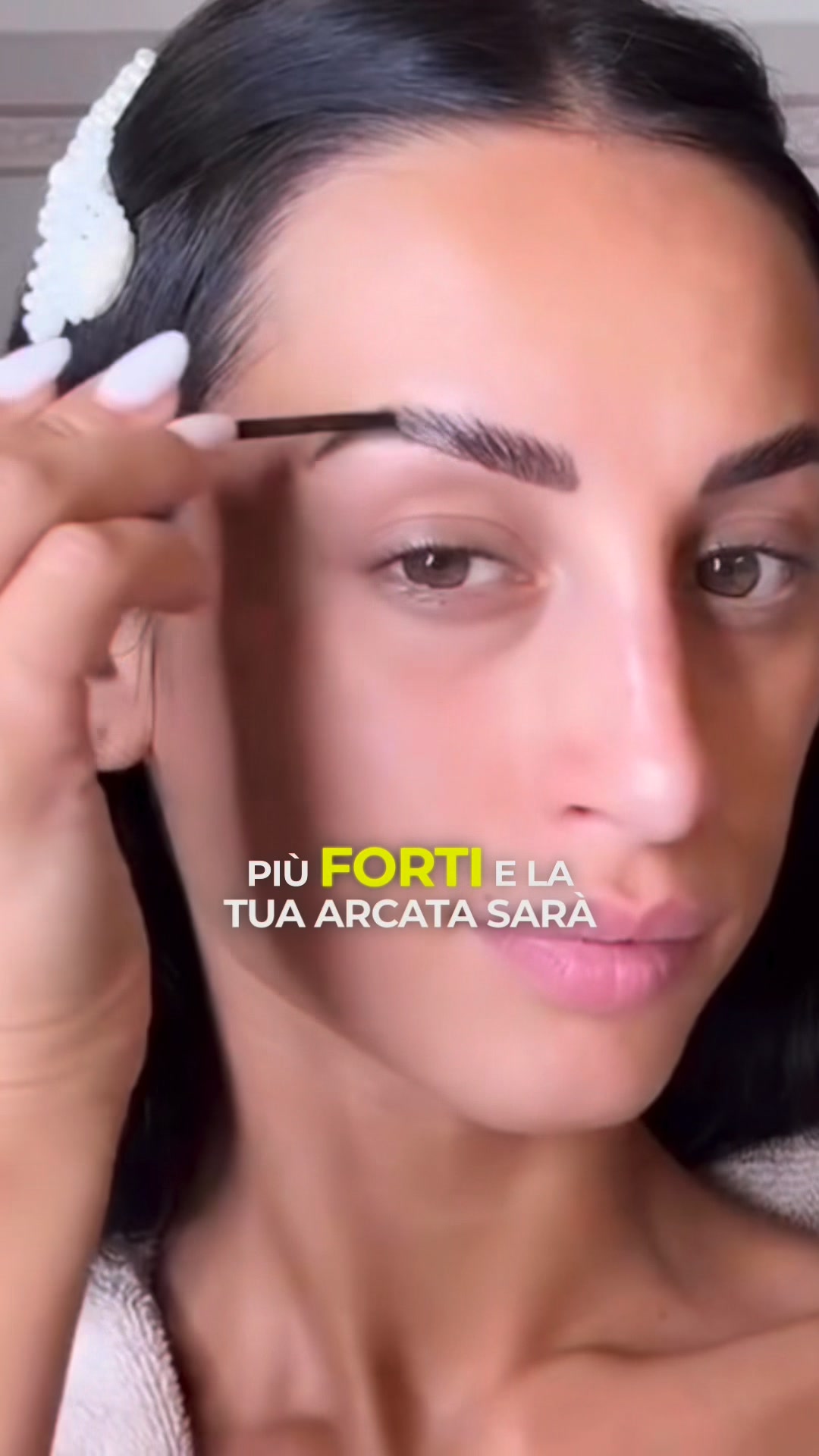 Sopracciglia folte e naturali