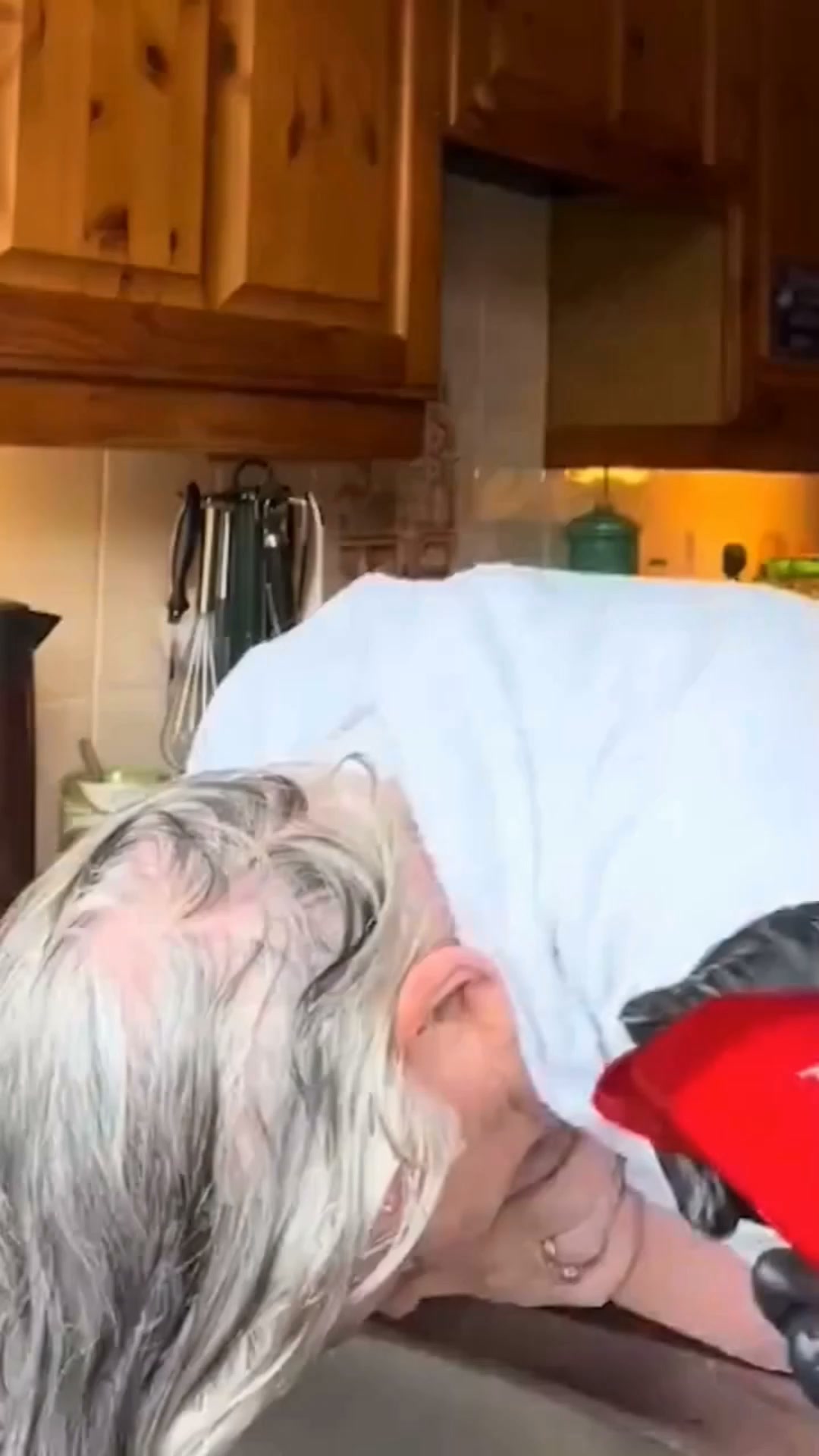 Sapone Coreano per la Crescita dei Capelli — Ferma la Caduta con 12 Erbe