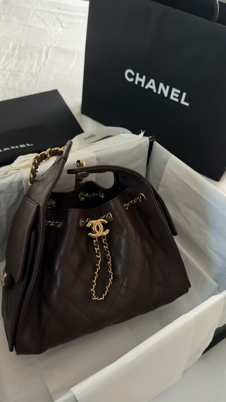 A stylish everyday bag to complete your outfit.