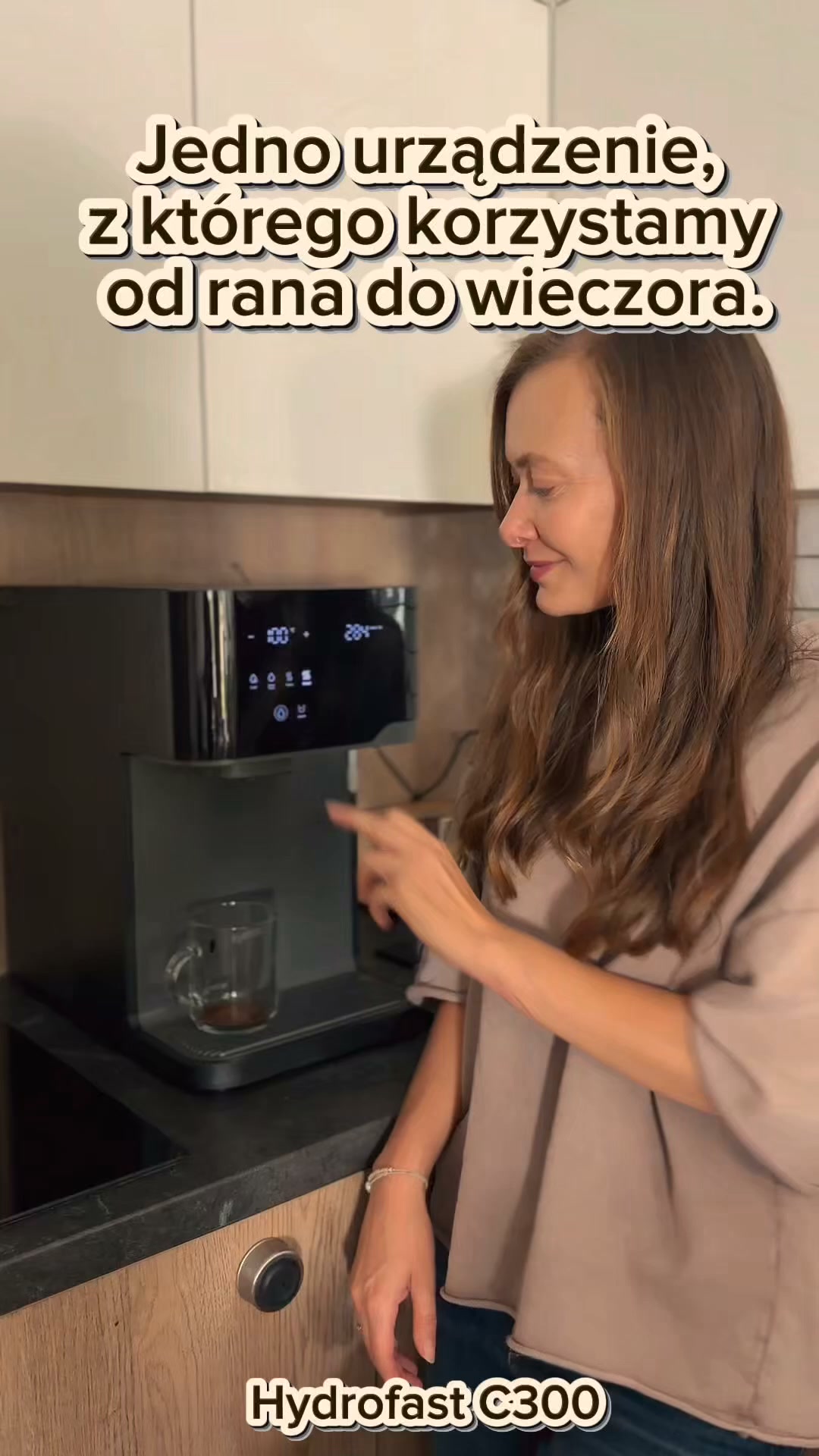 zimną, gorącą i gazowaną wodę na żądanie.