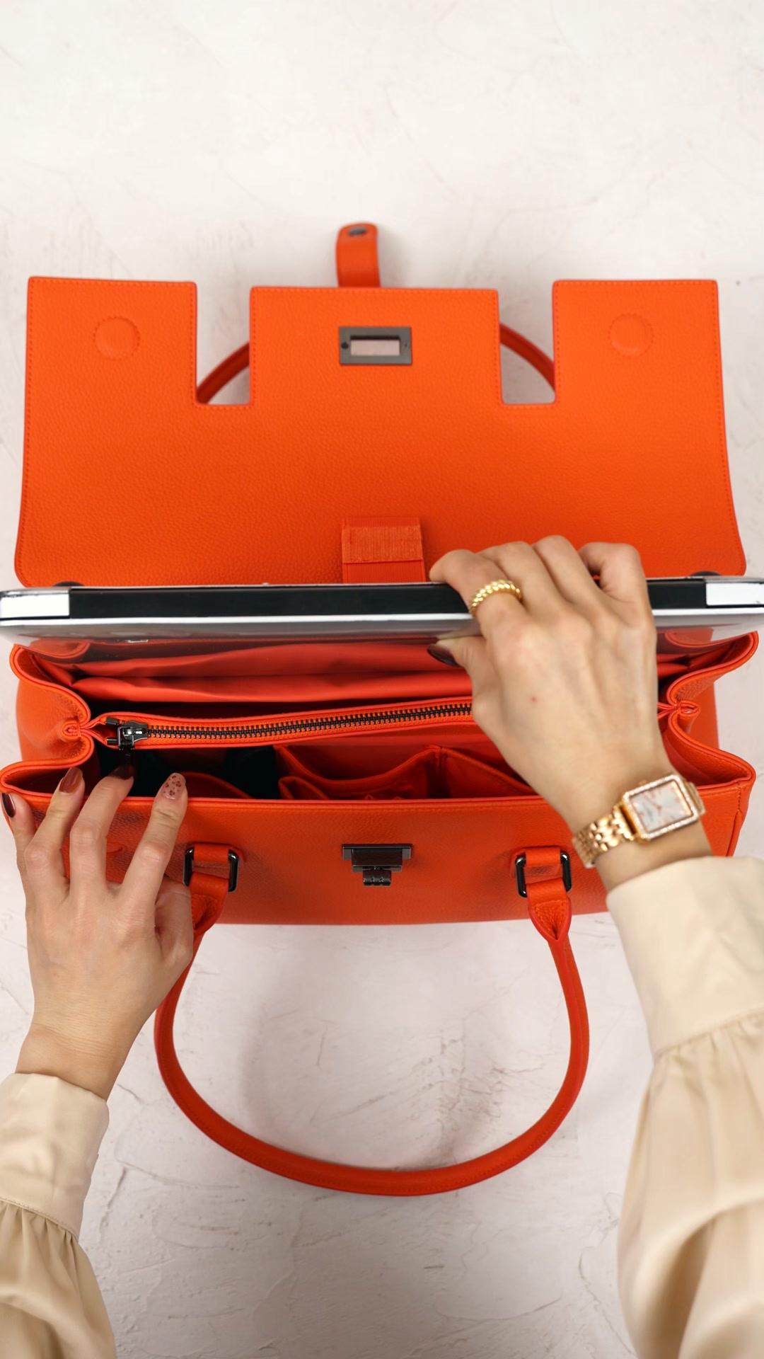 Got chaos in your handbag? Jolene ends it.